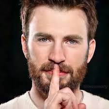 Chris Evans, annesi Lisa'nın 70. doğum gününü kutlamak için 23 Mayıs  2025'te yeni filmi *Honey Don't!'un Cannes Film Festivali'ndeki galasına  katılmamayı tercih etti.