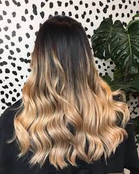 The natural curls lok more attractive with this. Updated 40 Dark Roots Blonde Hair Ideas August 2020