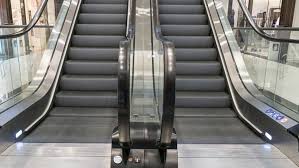 Fuertes Imagenes Un Nino Muere Al Caer De Unas Escaleras Mecanicas A Pocos Metros De Sus Padres Rt