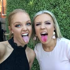 Lauren Oakley's Instagram, Twitter & Facebook