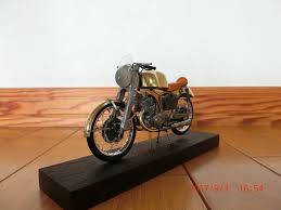 レース仕様のため ヘッドライトはなく ゼッケンナンバーのプレートがセットされる ゼッケン レース セット