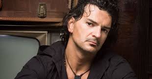 Acceso a streaming de conciertos acústicos en vivo. Ricardo Arjona Estatura Ricardo Arjona Esposa