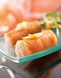 Recette Rouleaux De Saumon Fume Au Tartare De St Jacques En Video Recette Saumon Fume Alimentation Entree Saumon Fume