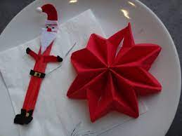 La barbe blanche est découpée dans du papier blanc et elle peut servir à écrire le nom de chaque convive. Noel Pliage De Serviette Etoile De Noel Youtube