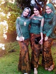 Hal itu di karenakan desain yang kekinian sehingga mampu tampil cantik dan modis ketika di kenakan. 25 Model Baju Batik Kombinasi Pria Dan Wanita Brokat Polos Dll 2021