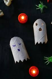 Geister Aus Klopapierrollen Mit Kindern Zu Halloween Basteln Mama Kreativ Halloween Selber Basteln Basteln Klopapierrollen Basteln
