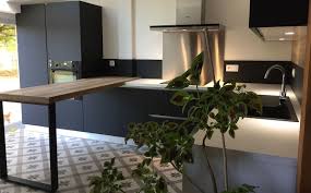 Cuisine Fenix Noir Avec Verriere Et Grande Baie Vitree Cuisines Design Cuisine Equipee Cuisine Chene