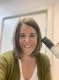 Manejo multimodal de lesiones del complejo eosinofílico en un gato Sphynx