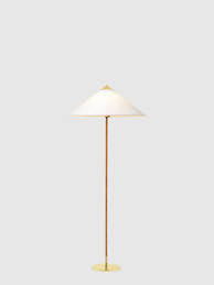 Feel Inspired By These Brass Floor Lamps Find More Https Modernfloorlamps Net Lighting Interiordesign Architecture Candeeiros Ideias Para Decorar Lampada