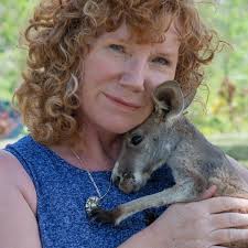 Indi busts the myth that kangaroos can't hop backwards. She loves to play  and we see her do this quite often. 😂💖