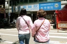 北市西園醫院昨天深夜緊急通知，因疫苗配送不及，暫停原定今天上午替 85 歲以上未預約長者施打疫苗的規劃。北市府澄清，絕無此事，未預約長者統一於今天下午開始接種。台北市西園醫院昨天深夜在臉書發文表示，原排定服務萬華區忠德里、和德里非預約 85 歲以上長者的疫苗接種服務，因疫苗. 5fpkjgbecr Gpm