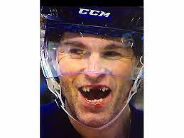 Der helm mit gitter garantiert die sicherheit und befreit sie vor der gefahr, dass sie mit der scheibe getroffen werden, oder dass sie ihre zähne verlieren. Jaromir Jagr Verliert Vier Zahne Spielt Weiter Und Schreibt Dann An Den Weihnachtsmann Eishockey News