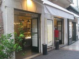 Quando i romani, nella loro politica di espansione, presero contatti con i locali per prima cosa rifecero in pietra il ponte che, tuttora esistente, può considerarsi il più antico manufatto di verona. Gelateria La Romana Verona Ice Cream Happycow