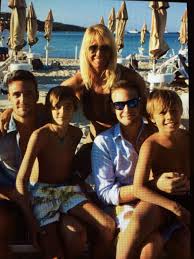 La prima con elvira carfagna, con la quale ha avuto il figlio jacopo (attaccante con oltre 100 reti all'attivo in serie minori),12 la seconda con la conduttrice tv roberta termali, con cui ha avuto i. Zenga Contro Zenga Il Figlio Contro Il Padre Foto
