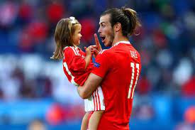 The couple has two daughters, alba violet and nava valentina, born in 2012 and 2016 respectively. Find Out What Gareth Bale Thought Of This Picture Of Him With His Daughter North Wales Live