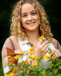 Renee Barth's Instagram, Twitter & Facebook