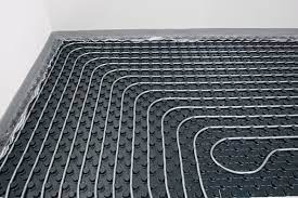 La faible épaisseur du système, seulement 17 mm, provoque une réaction rapide de la montée en température et permet une gestion réactive de l'installation. Plancher Chauffant Hydraulique En Renovation 5 Points De Vigilance