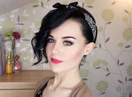 Pin ups hatten immer aufwendig frisierte haare. Bandana Frisur Anleitung Gewellter Pony Schwarzes Tuch Anleitung Bandana Frisur Gewellter Pony Schwarze 50er Jahre Frisur Frisuren Mit Bandana Frisuren