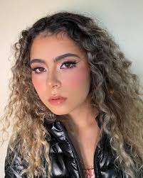 Linda quinceañera del día de hoy 👸🏻👑 📍Nos ubicamos Av Solidaridad las  Torres 295, a un costado del verificentro que se encuentra casi esquina con  Laguna del Volcán 🏠🏨También contamos con servicio