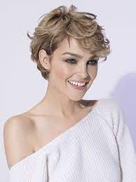 Coupe Courte Degradee Et Effilee Pour Faire Ressortir Les Reliefs L Effet Smoky Technique Exclus Cheveux Courts Coupe De Cheveux Courte Cheveux Courts Frises