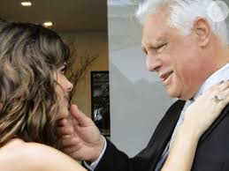 Foto: César (Antonio Fagundes) fica todo orgulhoso quando Aline (Vanessa  Giácomo) diz que vai chamar o filho de César Junior, em 'Amor à Vida'