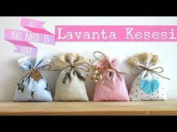 Resimdeki gibi yuvarlak kesilen kumaşı teğelleyip içine lavanta ve elyafını koyup şekildeki gibi büzüyoruz :). Lavanta Kesesi Yapimi Dugun Nisan Baby Shower Youtube