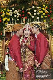 Sering kali foto di pelaminan dengan gaya yang formal dianggap sudah biasa. Gaya Foto Prewedding Di Pelaminan Gaya Foto Selfie