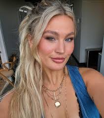 Dana Mattingly's Instagram, Twitter & Facebook