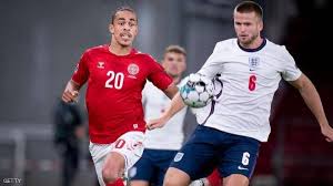 وتحدد قوانين لعبة كرة القدم الكرة المستخدمة في المباريات الرسمية في نوع معين من كرة القدم موحد الحجم والوزن والمادة المصنعة منها. Ù‚Ø§Ù†ÙˆÙ† Ù„Ù…Ø³Ø© Ø§Ù„ÙŠØ¯ ÙŠ Ø±Ø¹Ø¨ Ù…Ø¯Ø§ÙØ¹ÙŠ Ø§Ù„Ø¯ÙˆØ±ÙŠ Ø§Ù„Ø¥Ù†Ø¬Ù„ÙŠØ²ÙŠ ØµØ­ÙŠÙØ© Ø§Ù„ÙˆØ·Ù†