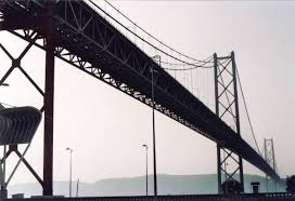 Sie verbindet den stadtteil alcântara mit der stadt almada auf der anderen flussseite des tejo. Tejo Brucke Lissabon 1966 Structurae