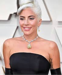 Es la primera vez que el impresionante diamante Tiffany diamond es usado en  los premios Oscar. Pesa 128.54 quilates fancy yellow con 141 años de  antigüedad. Este diamante solo ha sido usado