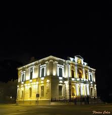 La intrare în muzeu este situată lupoaica cu romulus și remus. Targoviste Muzeul De Arta Mapio Net