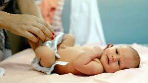 Su bebeğin vücudunu hem rahatlatacak hem de kirli suyu alıp gideceği için göbek bağının kirli su ile temasını engelleyecektir. Bebegin Ilk Banyosu Nasil Yapilir Bebege Ilk Okunacak Dua Aliskanlik