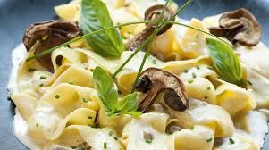 Nel frattempo lessate la pasta in abbondante acqua bollente salata. Ricetta Pappardelle Con Crema Di Funghi Porcini Giornale Del Cibo
