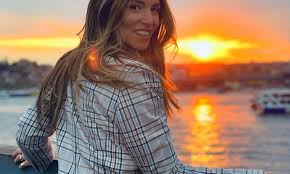 Make social videos in an instant: To Kormi H A8hna Oikonomakoy Pozarei Me Kayto Sorts Kai Trelainei To Instagram Gossip Tv Gr
