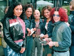 Originally a quintet, consisting of band members nadja benaissa, lucy diakovska, sandy mölling, vanessa petruo, and jessica wahls. No Angels Comeback Fans Begeistert Nach Buhnenauftritt