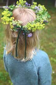 A midsommarkrans is usually worn during the midsummer celebrations in sweden. Hur Binda En Midsommarkrans 3 Olika Satt Att Testa Helena Lyth
