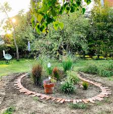 Auch die alten römer kannten die ziegelsteine. Garden Diy Beeteinfassung Aus Alten Backsteinen Eat Blog Love