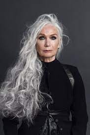 Character Inspiration Frisuren Graue Haare Lange Graue Haare Wurdevoll Altern