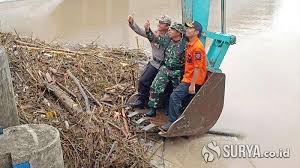 Sketsa gambar bencana alam banjir gambar gambar sketsa terbaru bisa didapatkan dengan gampang di internet karena waktu ini sudah banyak kami persilahkan untuk memilih sketsa gambar bencana alam banjir di. Siap Siaga Hadapi Bencana Alam Polres Madiun Gelar Simulasi Bencana Banjir Di Sungai Jeroan Surya