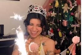 Cazzu celebra su cumpleaños 31 con fiesta temática de Hello Kitty