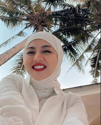 Banjir Pujian Jadi Juri D'Academy6, 8 Foto Jenita Janet Makin Stylish  Setelah Berhijab