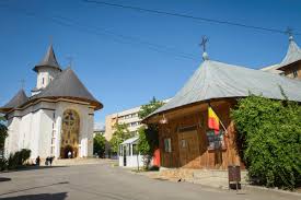 In ajunul sarbatorii, vecernia unita cu litia a fost oficiata de preasfintitul parinte corneliu, episcopul husilor, delegatul inaltpreasfintitului parinte teofan, mitropolitul moldovei. Biserica Èi Paraclisul Parohiei Sf Mc Iulian Din Tars Èi Sf Arh Mihail Èi Gavriil Parohia Sfantul Iulian Din Tars