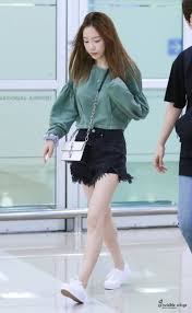 Did Anyone Watch Tae S Insta Live On 7 4 She Was So Crazy And Funny But Having A Good Time Mode Korea Model Pakaian Model Pakaian Wanita