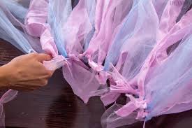 Recouper le tulle à la longueur souhaitée et égaliser toutes les bandes pour avoir un tutu bien rond. Tutoriel Facile Pour Confectionner Un Costume De Princesse Pour Petite Fille