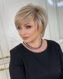 64 Sexiest Short Hairstyles for Women Over 40 in 2025