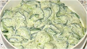 Zutaten 2 Grosse Salatgurke N 2 Becher Schmand 2 Beutel Krauter Dill Salatkrauter Etwas Salz Etwas Pfeffer 2 El G Gurkensalat Rezeptideen Vorspeisensuppen