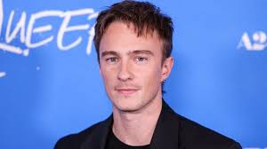 Drew Starkey, de bad boy d'Outer Banks à révélation du cinéma avec Queer,  retour sur le parcours d'un acteur à suivre