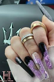 Create a minnie on your nails with black nail colors. These Will Be The Most Popular Nail Art Designs Of 2021 Black And Purple Daisy Nails