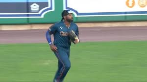 Former Red Sox CF Jackie Bradley Jr. makes tip drill catch for the Clowns